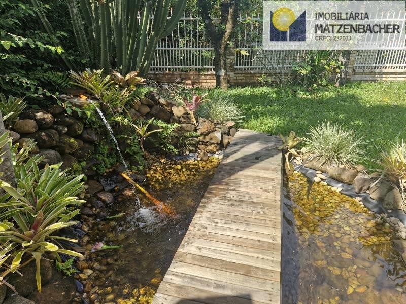 Jardim com lago