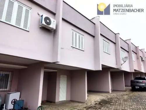 Casa / Sobrado à venda em Centro, Araricá