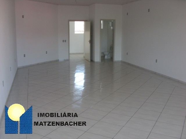 salas amplas e iluminadas